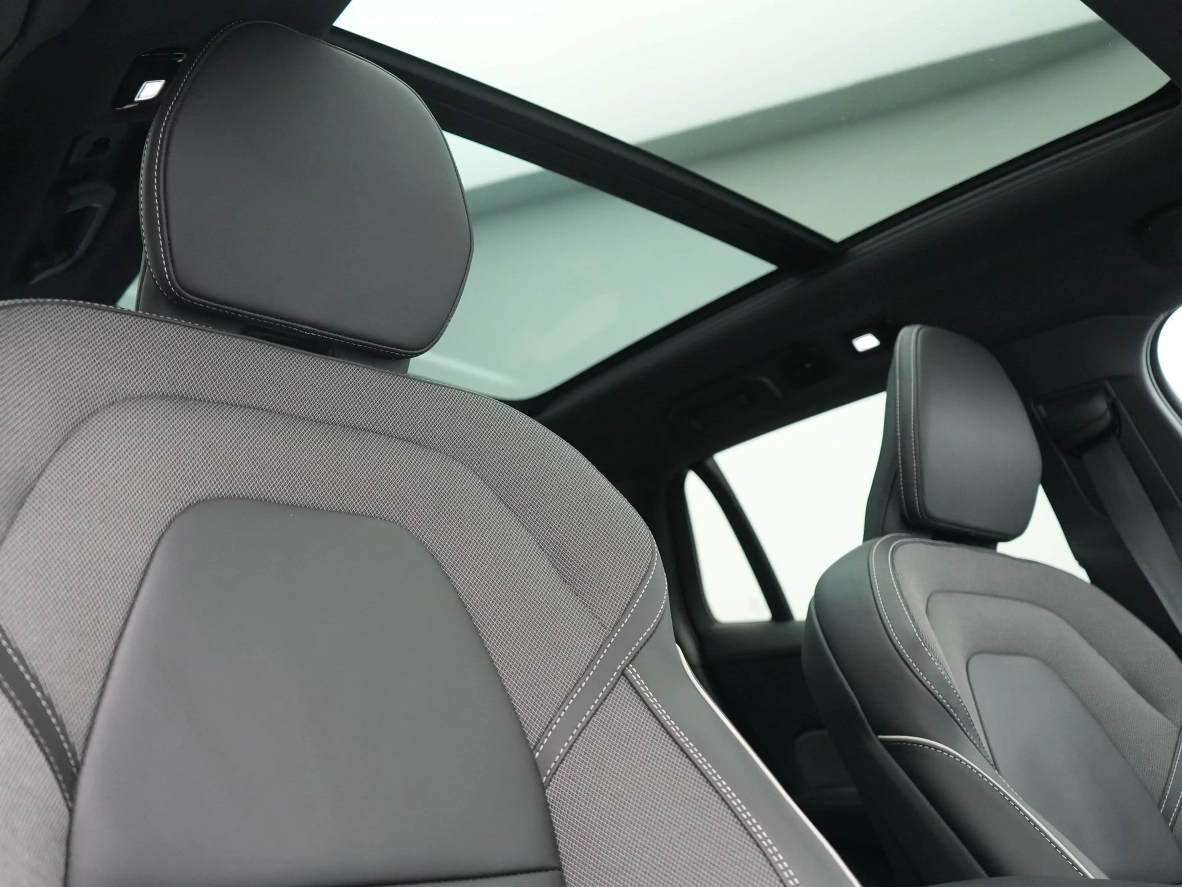 Volvo V60 T6 AWD Plus Dark Long Range PHEV 350pk Dealer O.H. — photo 5