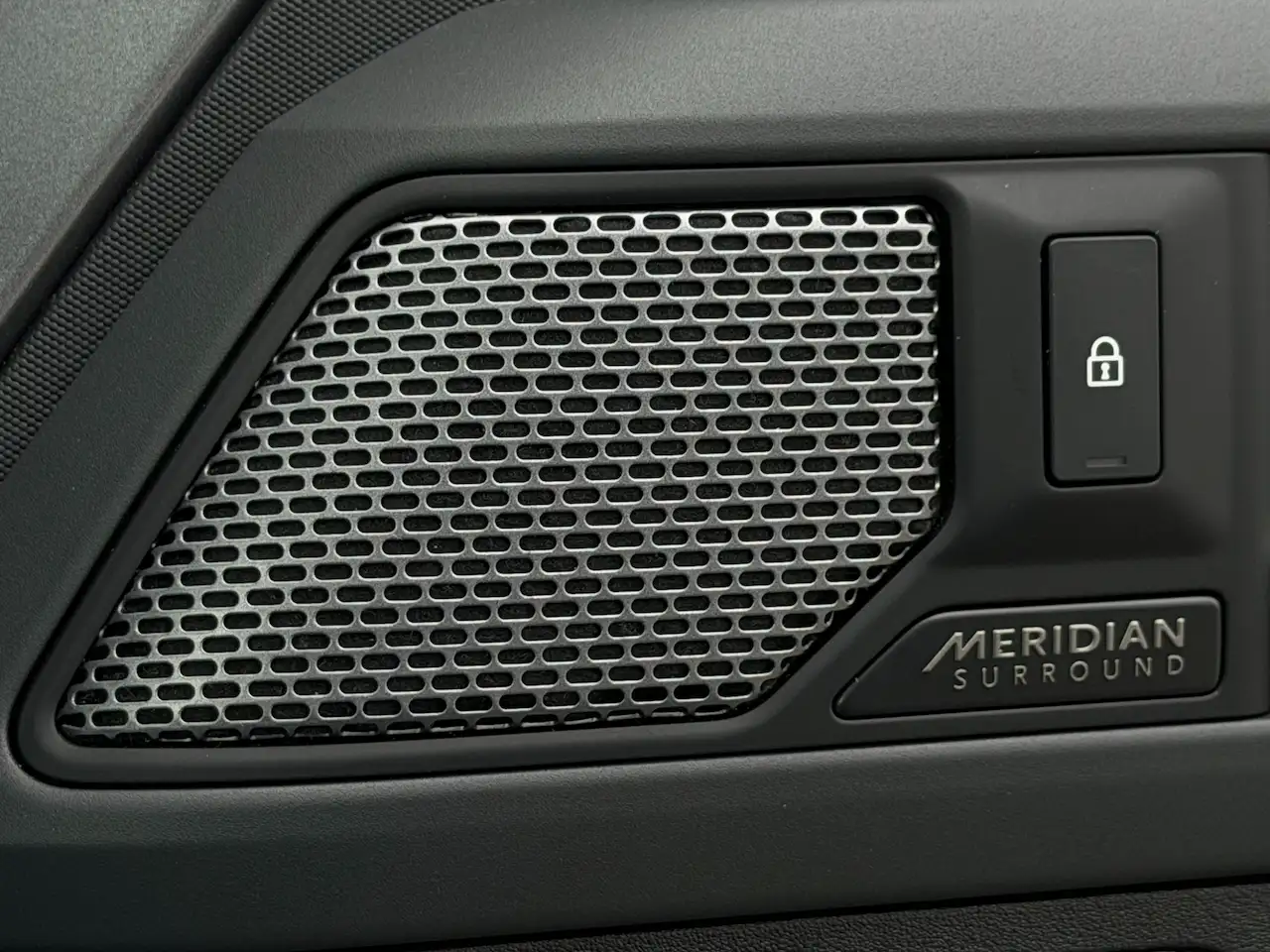 Land Rover Defender D300 KAHN PANO MERIDIAN 360°CAM VERWAMD EN GEVENTILEERD LEDER — 16/20