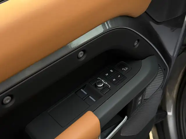 Land Rover Defender view 15