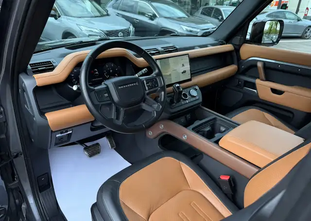 Land Rover Defender view 4
