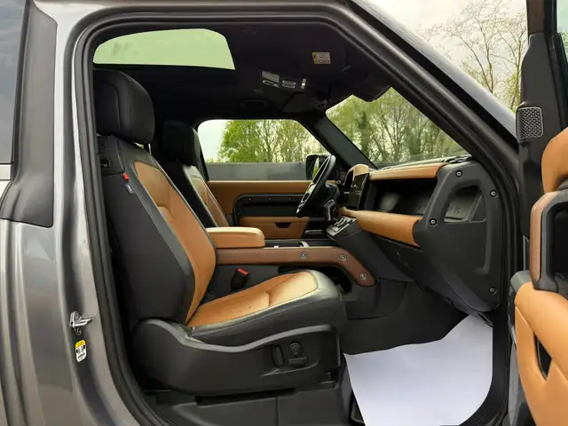 Land Rover Defender view 6