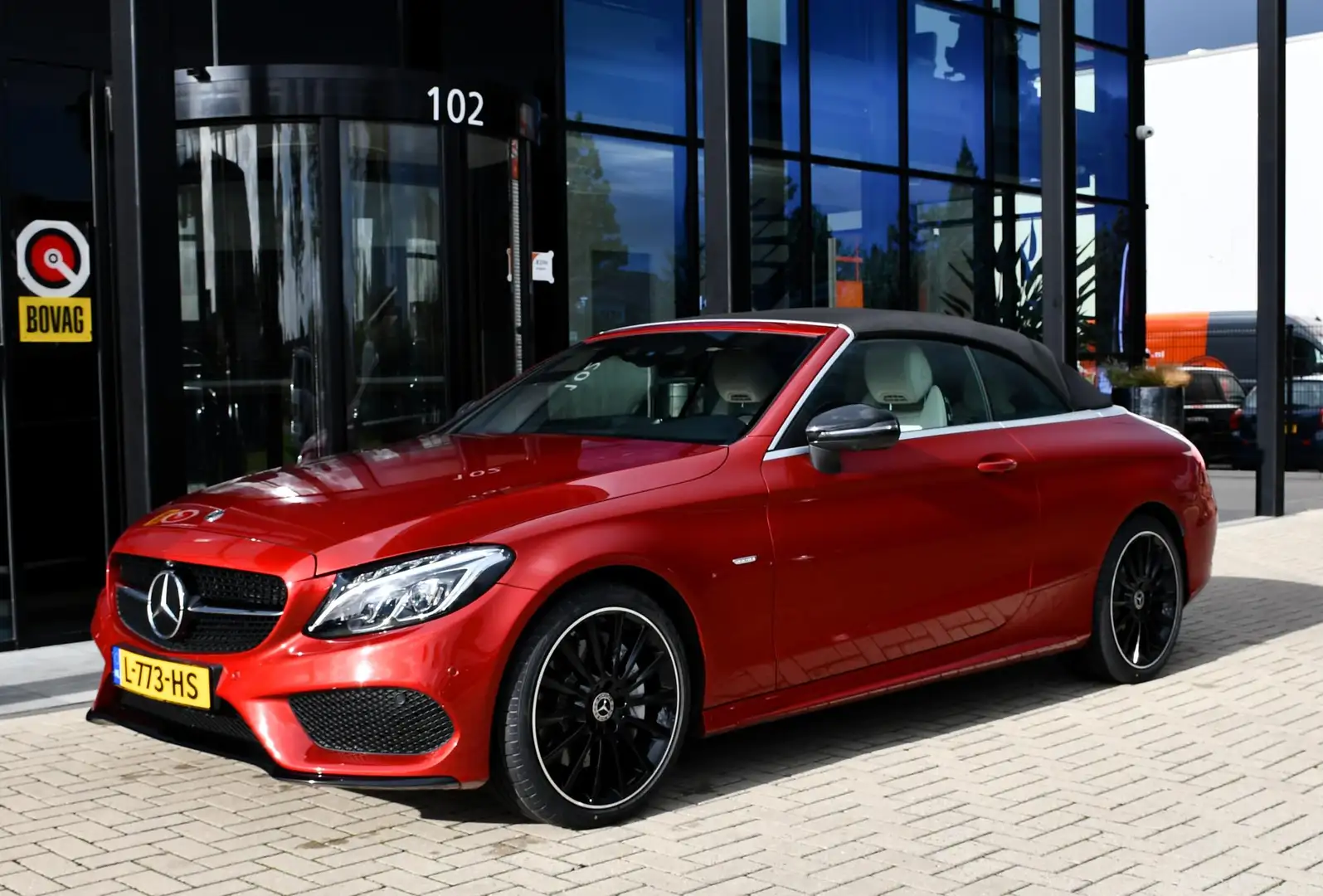 Mercedes-Benz C 250 Cabrio AMG Line Premium Plus Airmatic, Airscarf Rood - 1