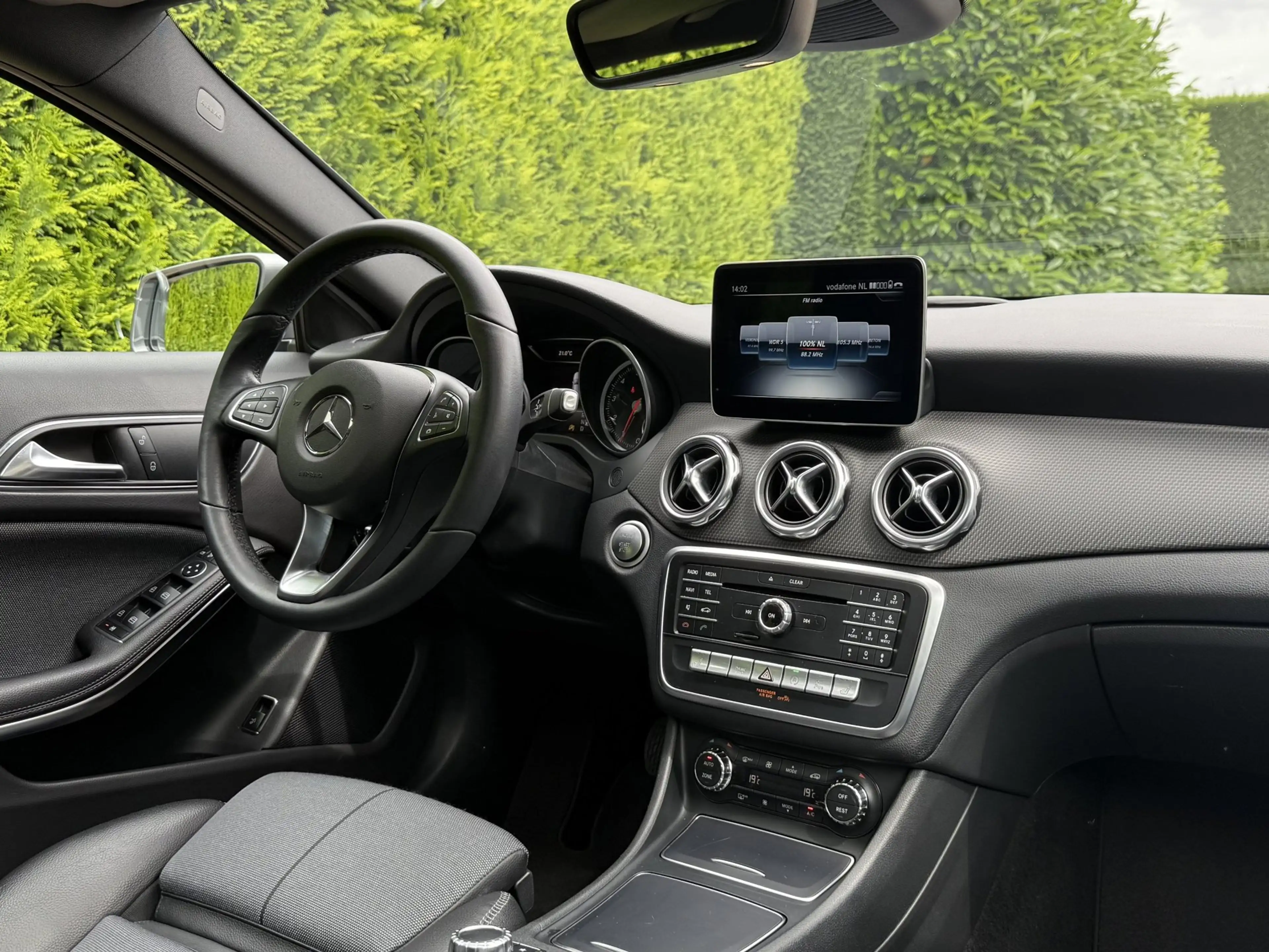 Mercedes-Benz GLA 180 | Business Solution + Ltd | Pano | Stoelverwarming — photo 2