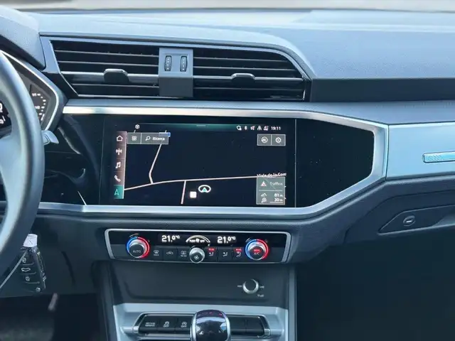 Audi Q3 view 10