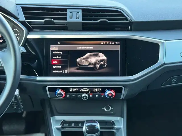 Audi Q3 view 11