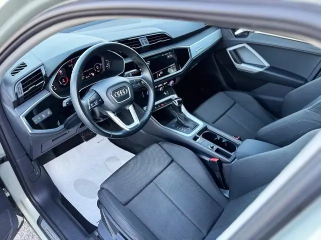 Audi Q3 view 6