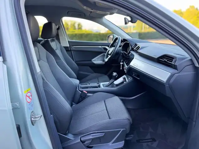 Audi Q3 view 12
