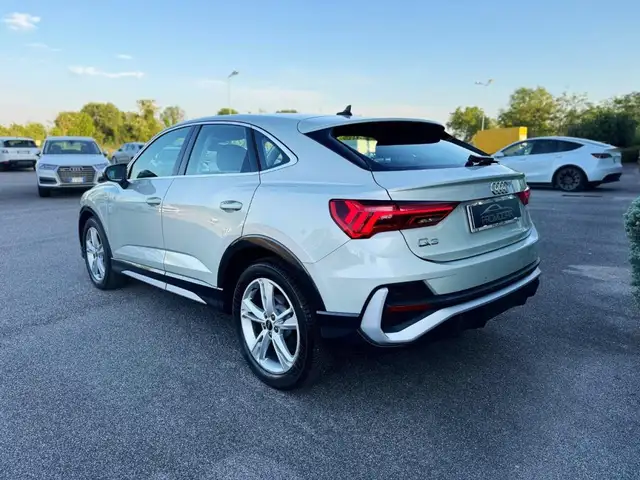 Audi Q3 view 5