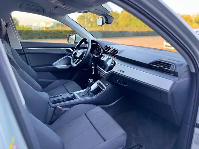 Audi Q3 view 13
