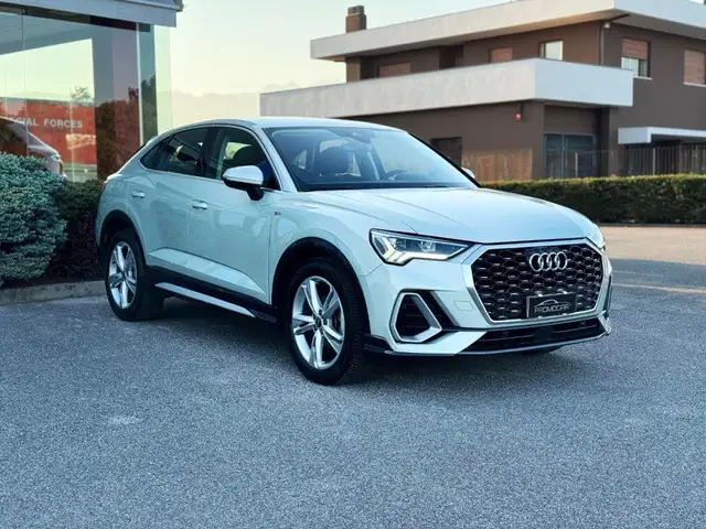 Audi Q3 view 3