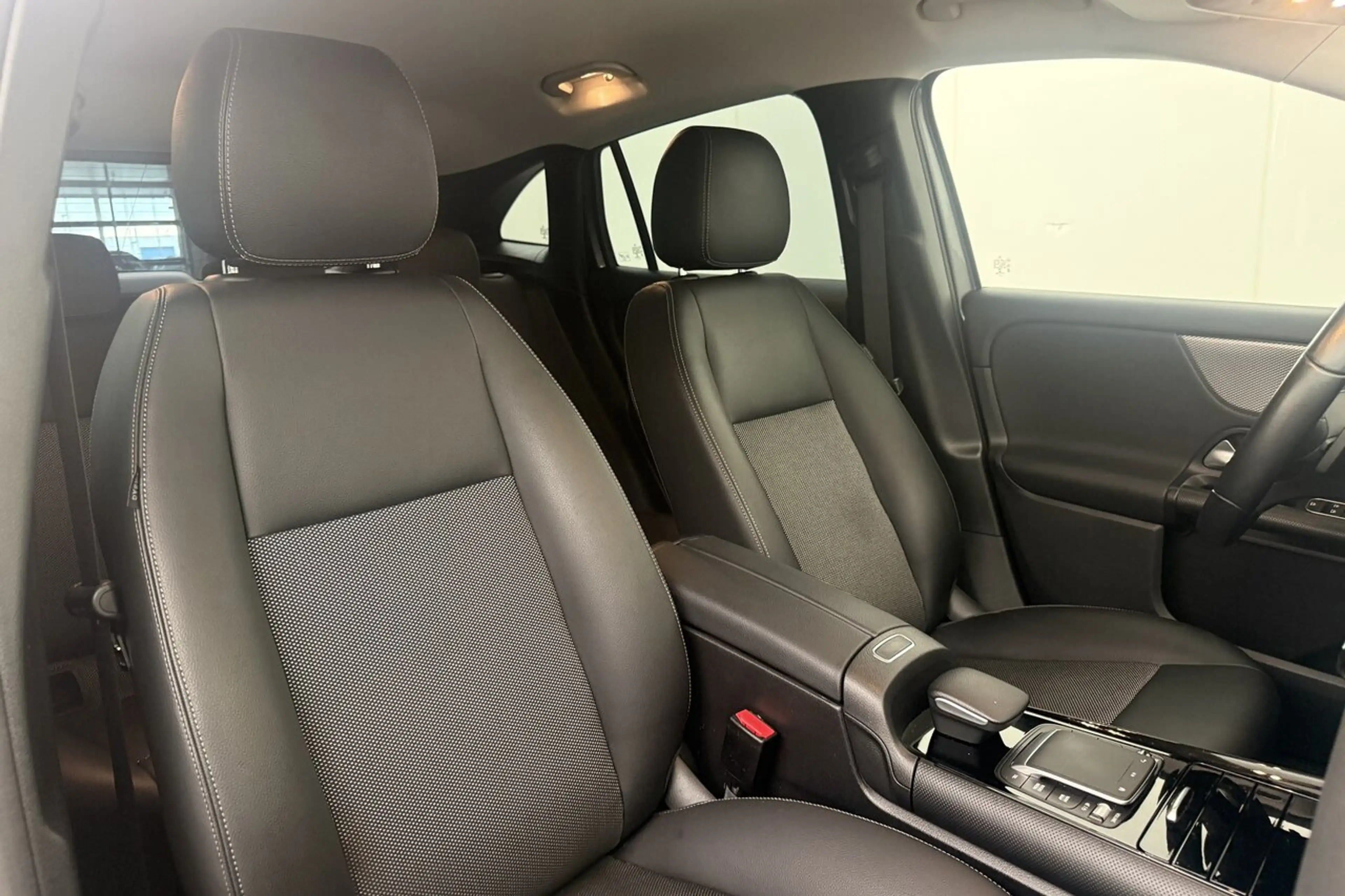 Mercedes-Benz GLA 180 DCT 7-GTRONIC - NAVI - CAMERA - DAB — photo 11