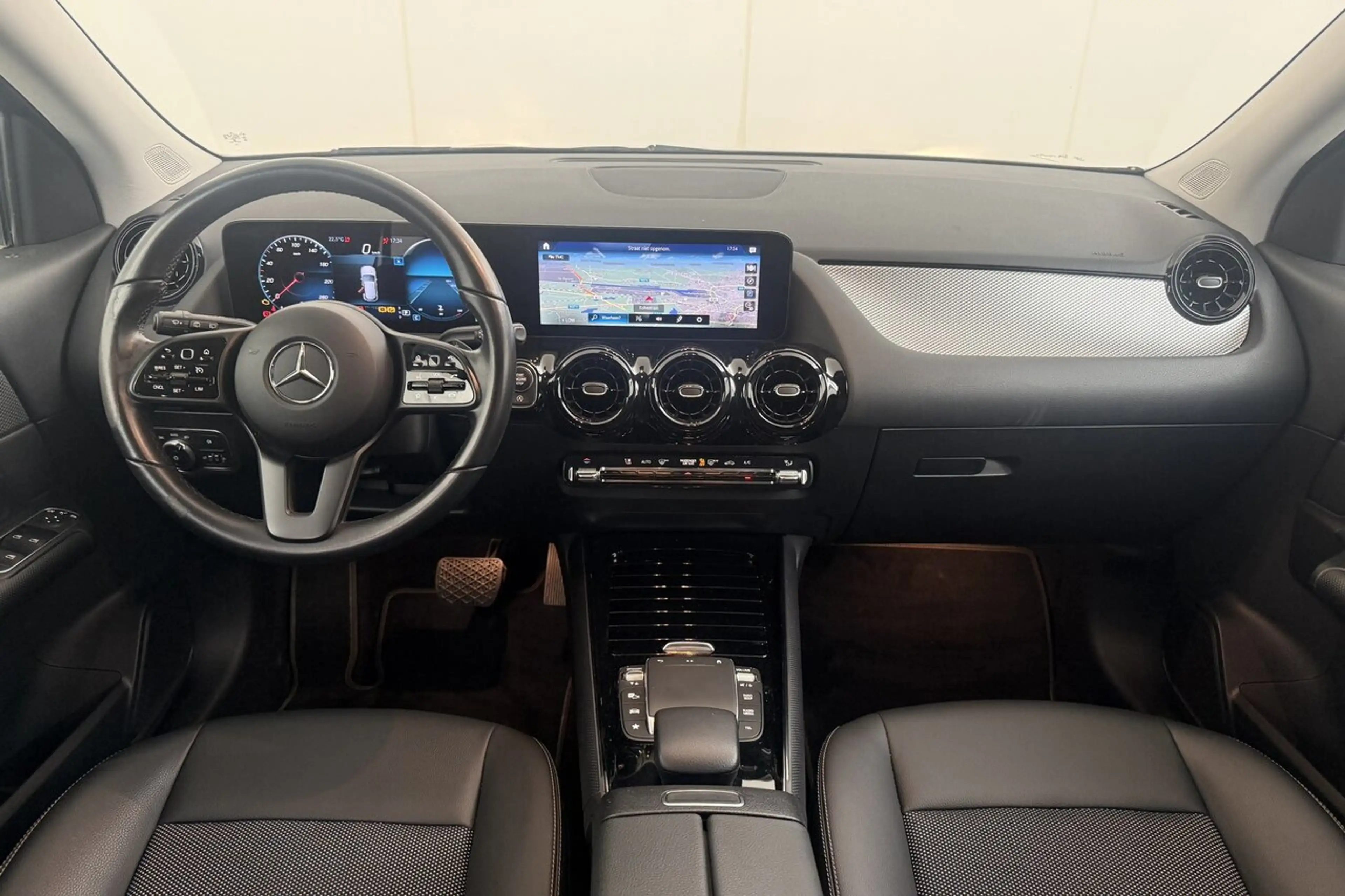 Mercedes-Benz GLA 180 DCT 7-GTRONIC - NAVI - CAMERA - DAB — photo 9