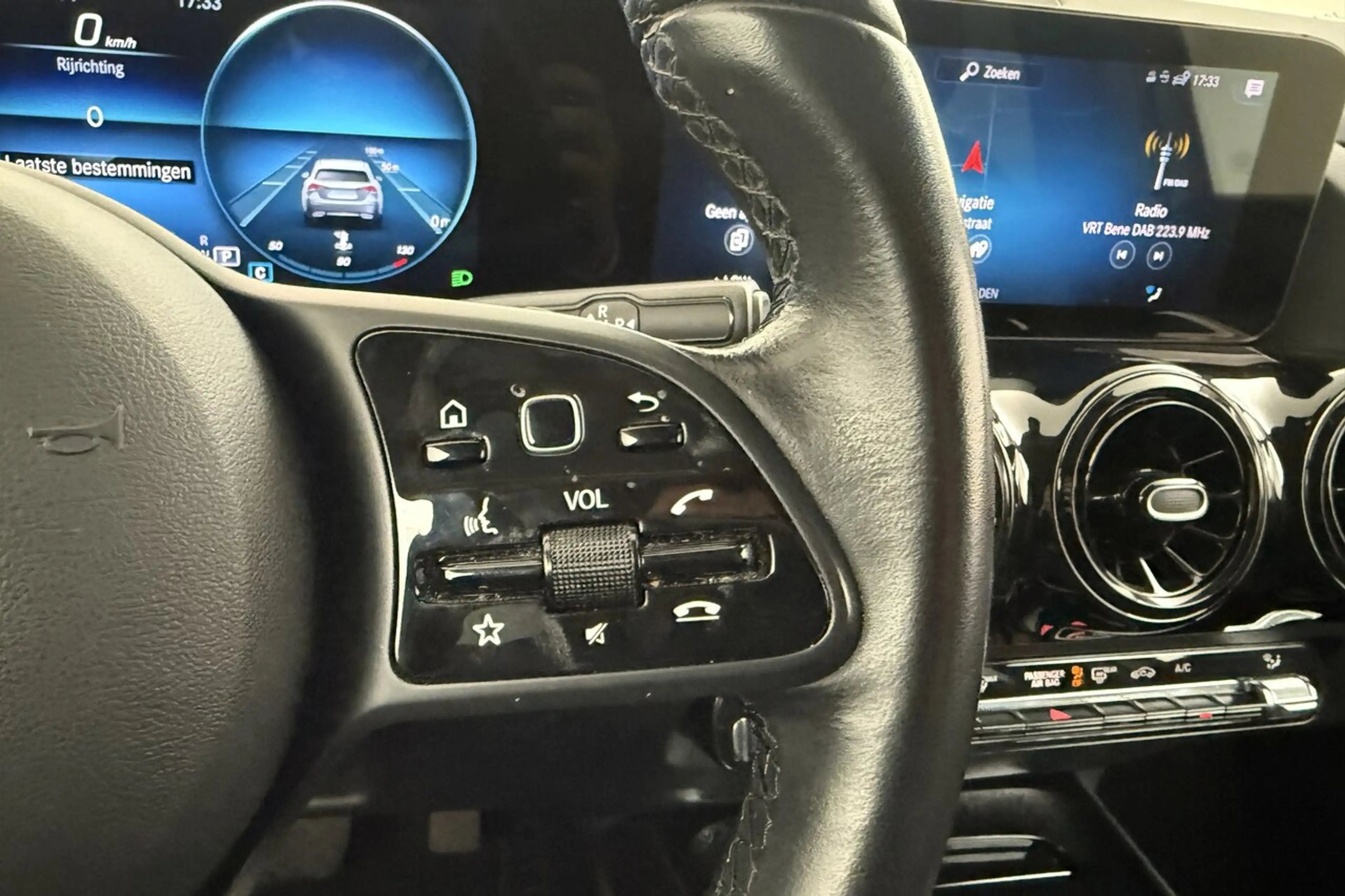 Mercedes-Benz GLA 180 DCT 7-GTRONIC - NAVI - CAMERA - DAB — photo 14