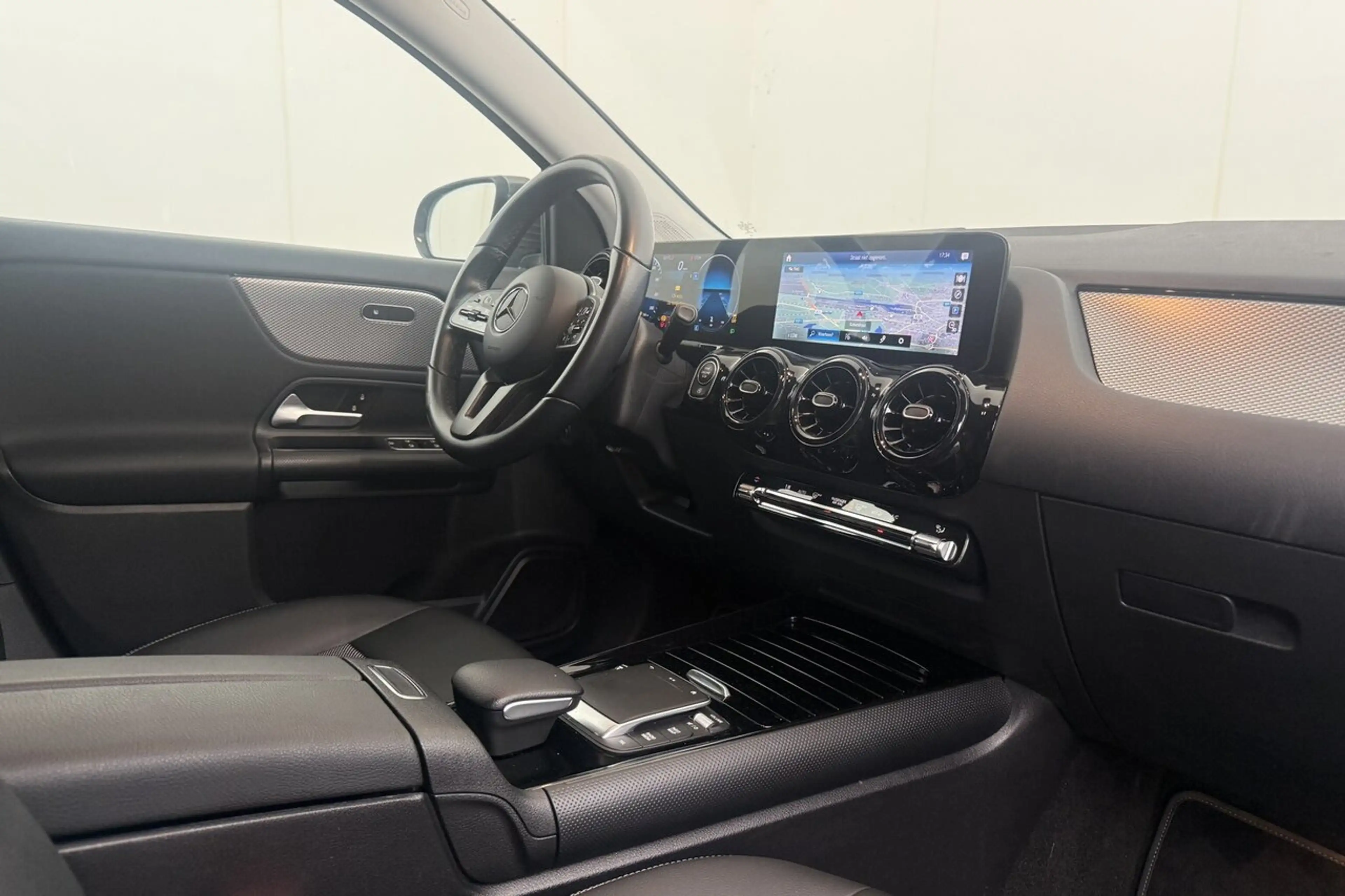 Mercedes-Benz GLA 180 DCT 7-GTRONIC - NAVI - CAMERA - DAB — photo 12