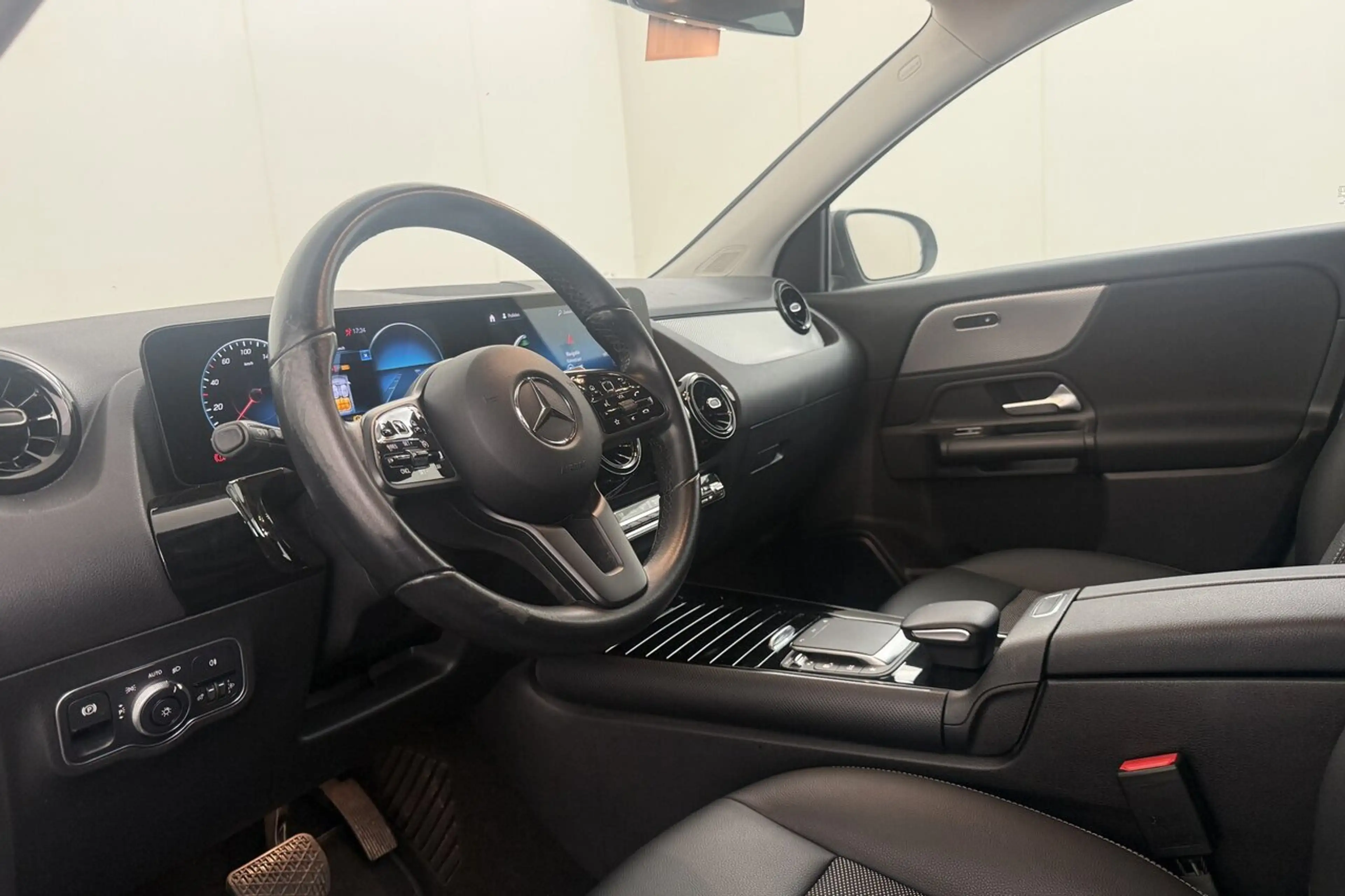 Mercedes-Benz GLA 180 DCT 7-GTRONIC - NAVI - CAMERA - DAB — photo 10