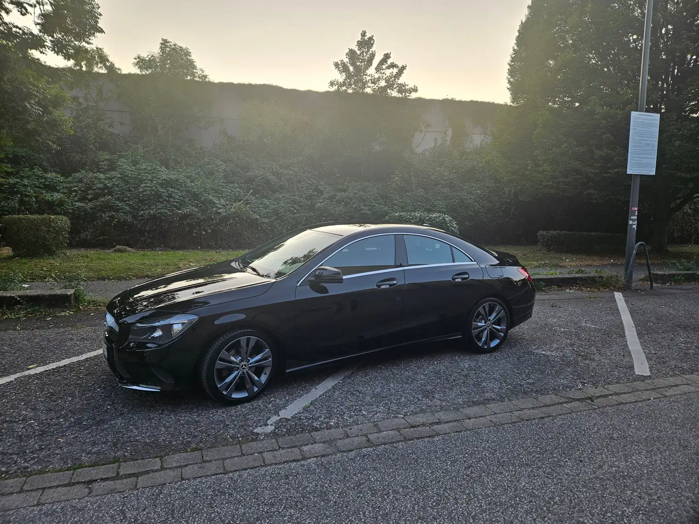 Mercedes-Benz CLA 200 CLA 200 7G-DCT Urban Schwarz - 1