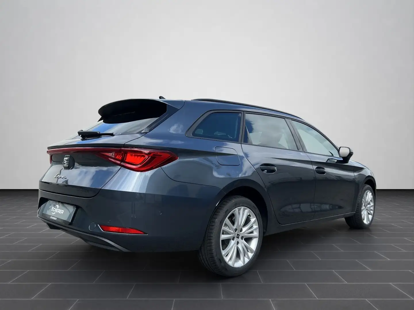 SEAT Leon Sportstourer Style Edition 1.5 eTSI DSG AHK Grau - 2