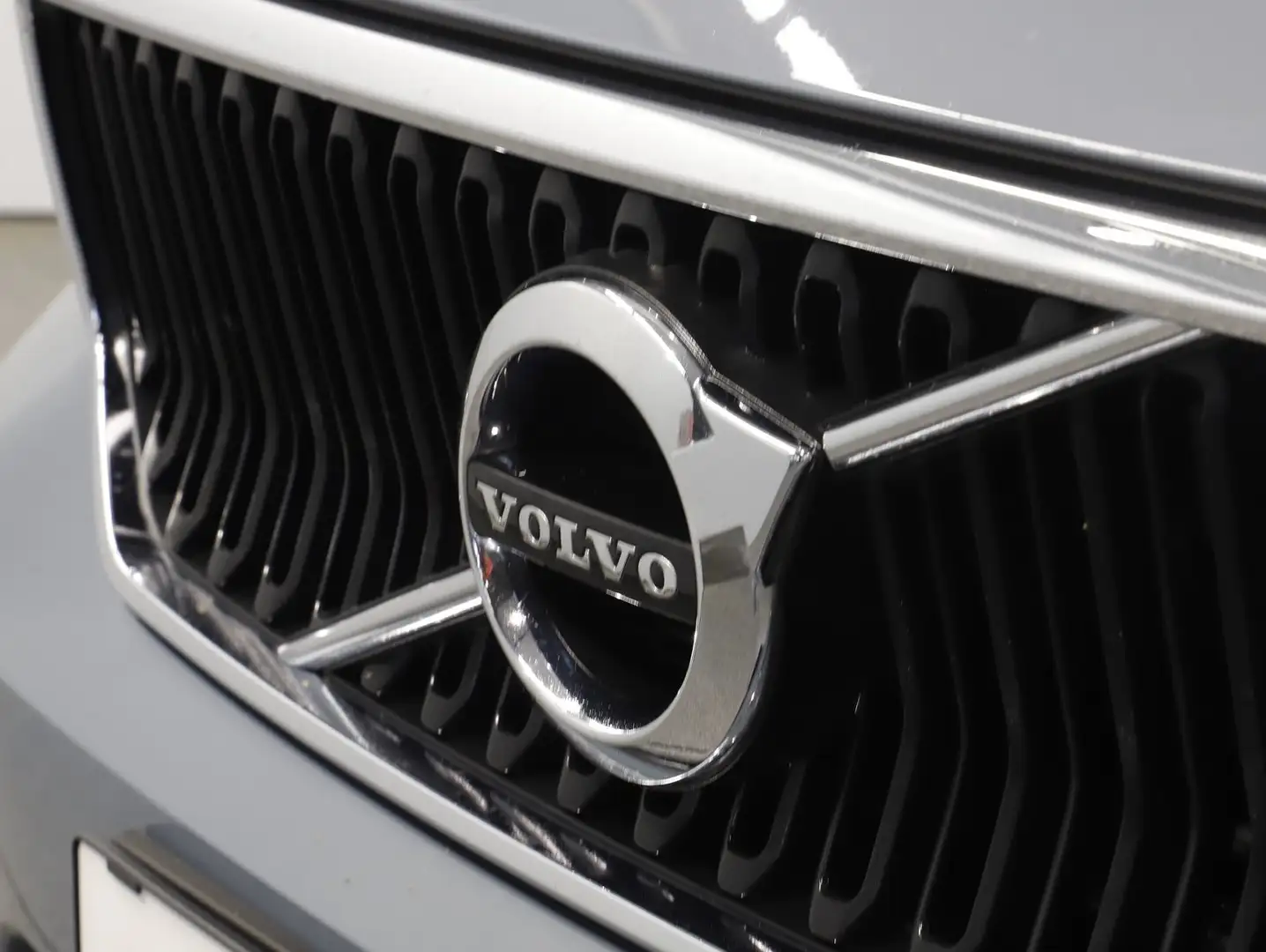 Volvo XC40 T3 Momentum Pro Geartronic Grau - 2