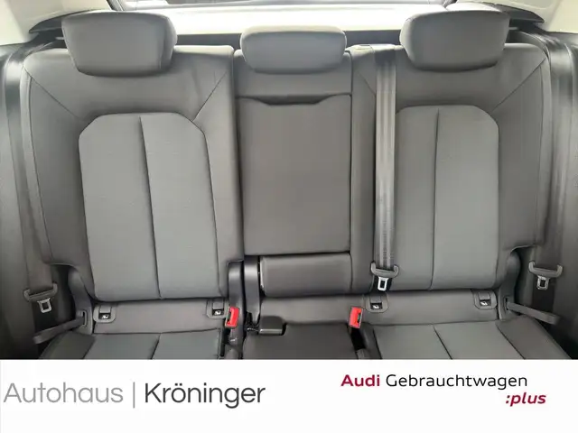 Audi Q3 view 10