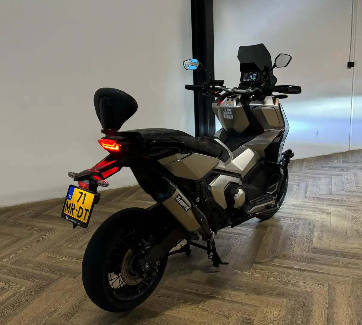 Honda NC 750 Scooter X-ADV KEYLESS LED AKRA! Šedá - 2