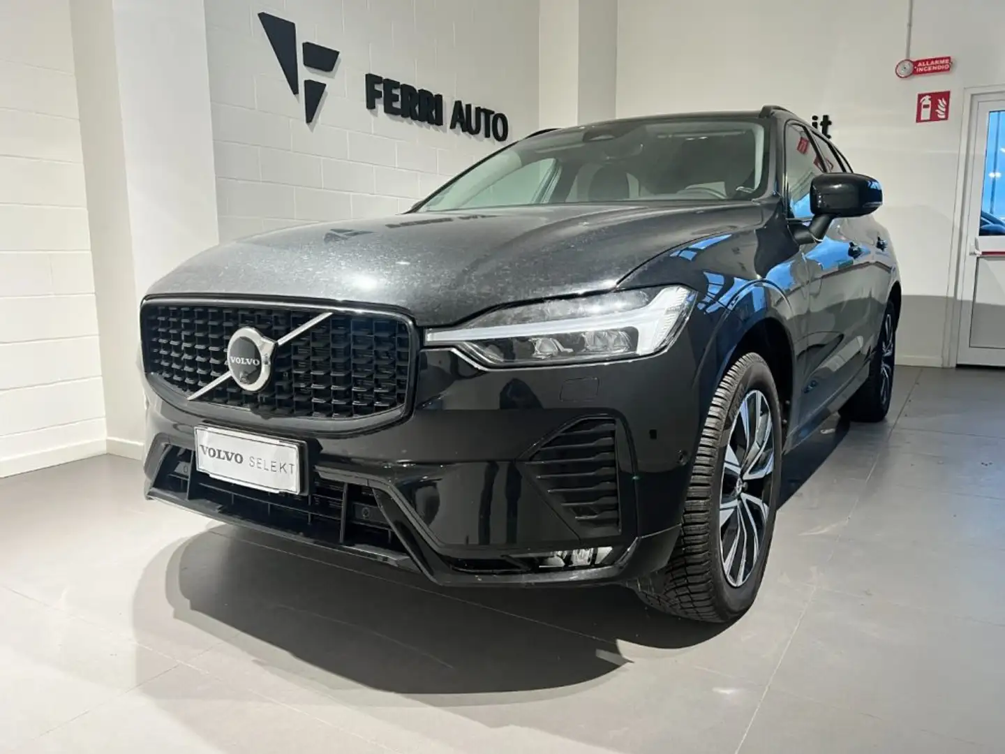 Volvo XC60 B4 automatico Plus Dark Nero - 2