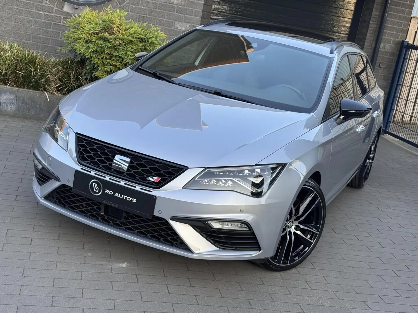 SEAT Leon ST 2.0 TSI CUPRA 300 4DRIVE Pano Performance Seats Grijs - 2