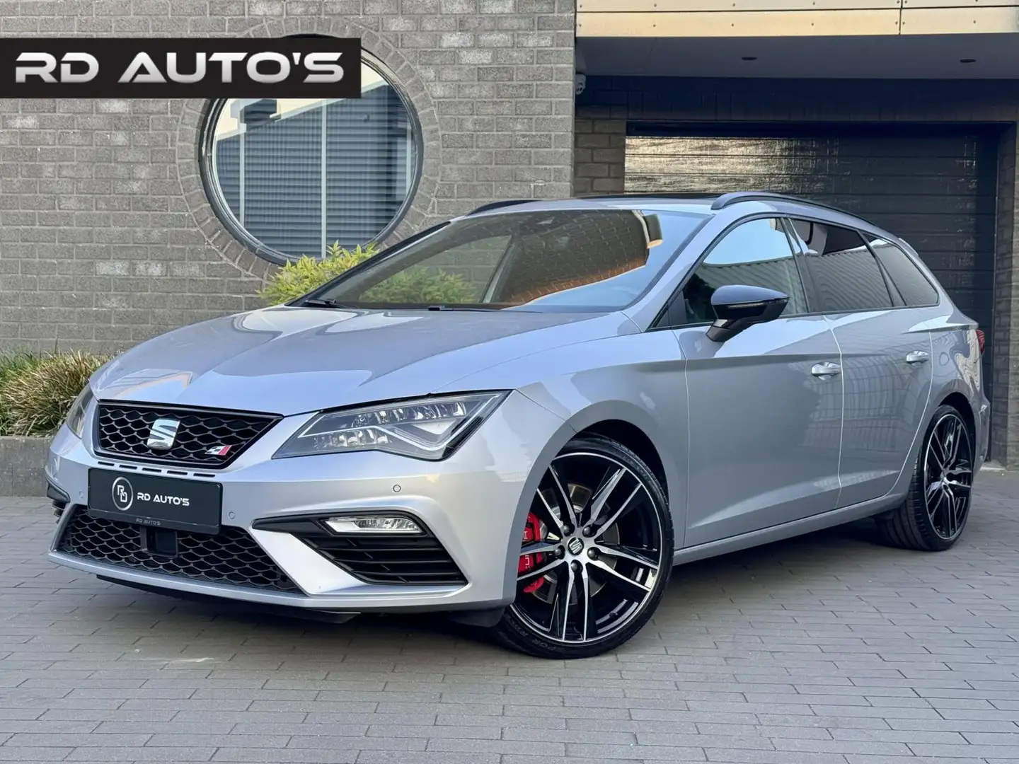 SEAT Leon ST 2.0 TSI CUPRA 300 4DRIVE Pano Performance Seats Grijs - 1