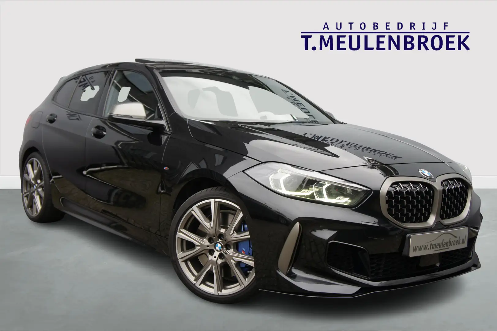 BMW 135 1-serie M135i xDrive High Executive Panoramadak, H Zwart - 1