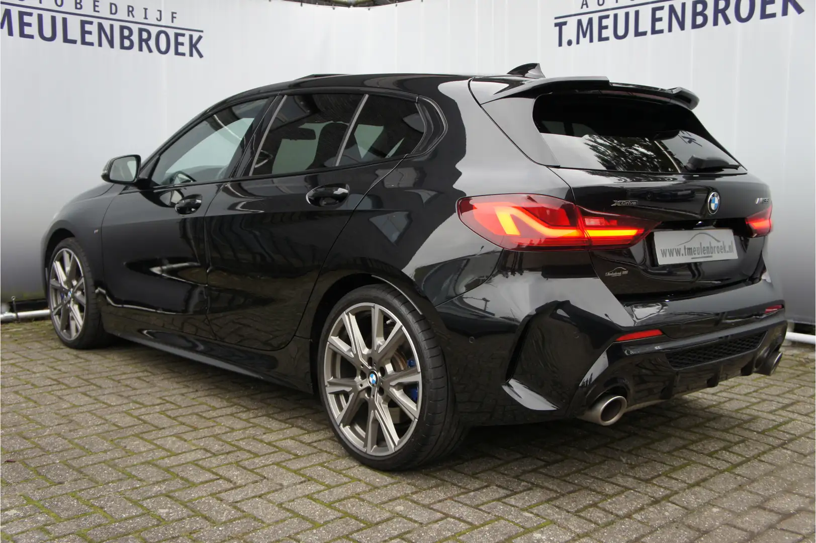 BMW 135 1-serie M135i xDrive High Executive Panoramadak, H Zwart - 2
