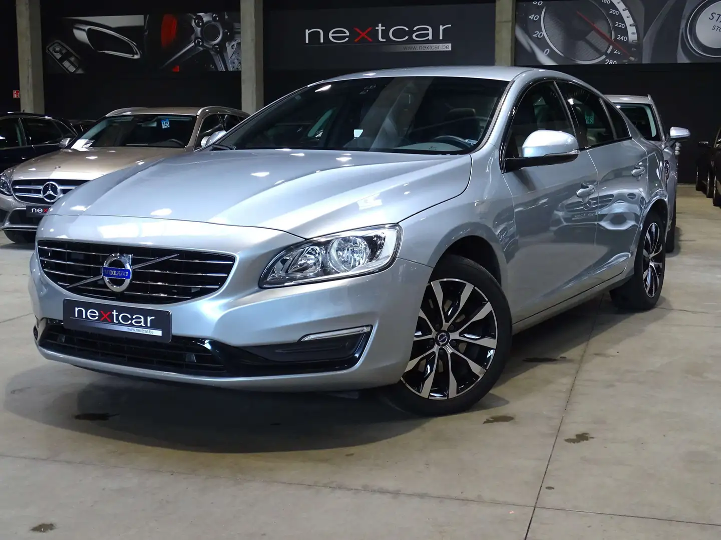 Volvo S60 D2 Momentum *NAVI-CUIR SPORT-PARKING AV \u0026 AR* Stříbrná - 1