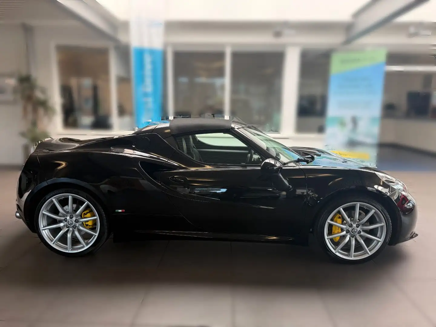 Alfa Romeo 4C Spider 1750 TBi Speciale 26/30 Schwarz - 2