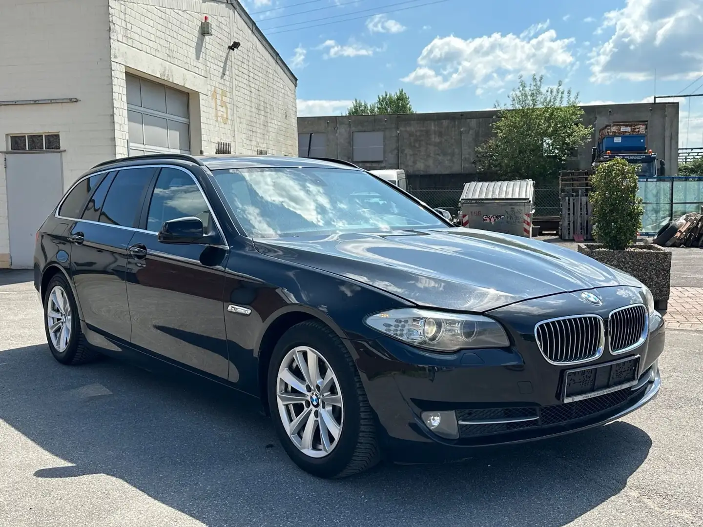 BMW 525 d Automatik/ Sportpaket / Navigation , H-UP Schwarz - 2