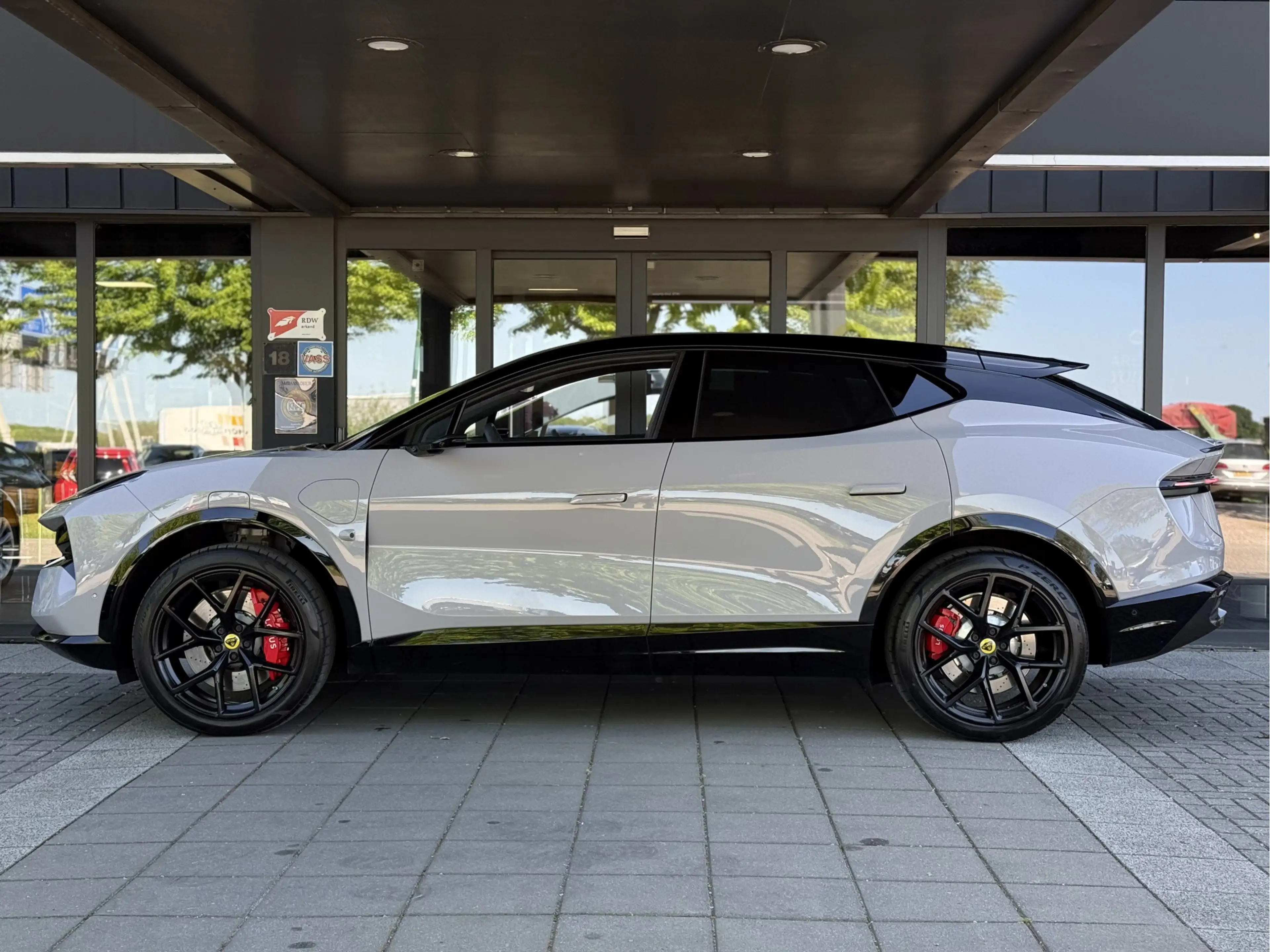 Lotus Eletre EDS 450 S 4WD Executive Seat 112 kWh — photo 8