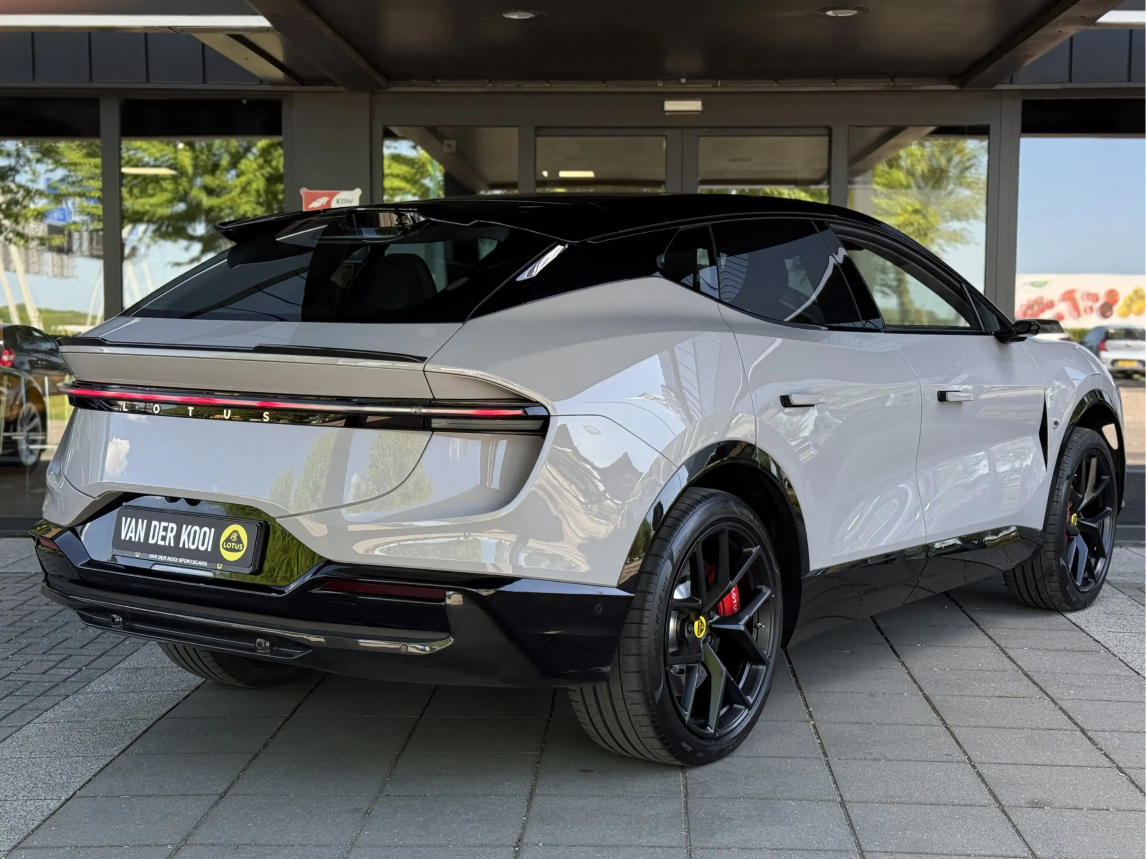 Lotus Eletre EDS 450 S 4WD Executive Seat 112 kWh — photo 5