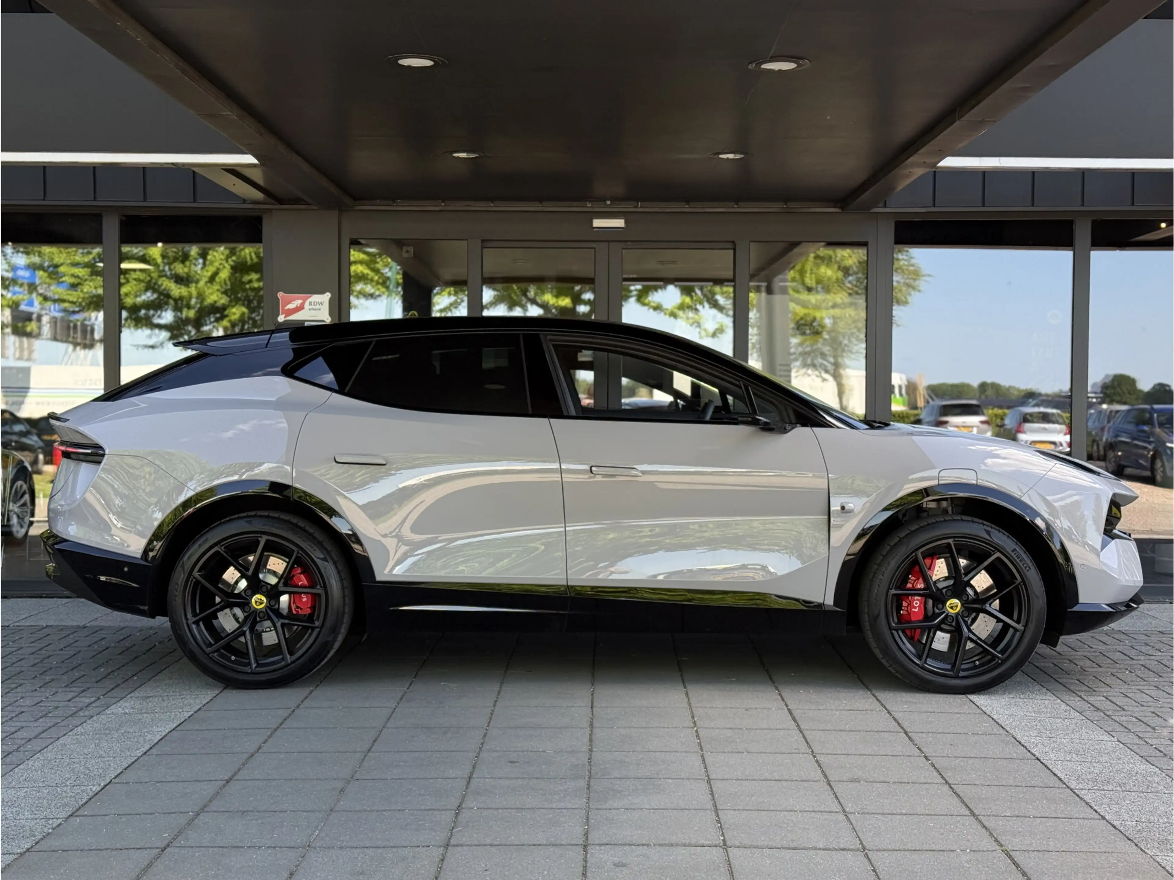 Lotus Eletre EDS 450 S 4WD Executive Seat 112 kWh — photo 4