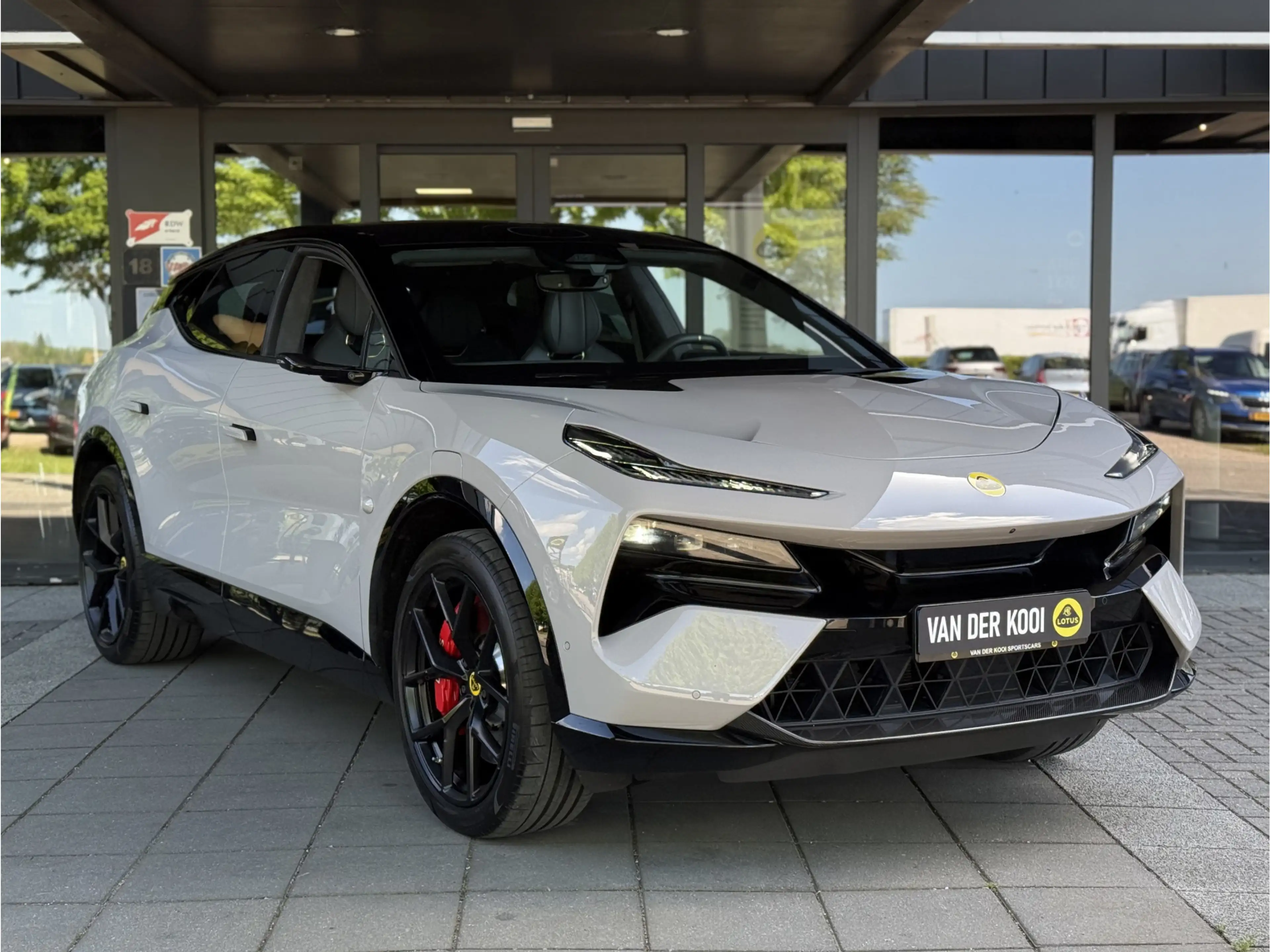 Lotus Eletre EDS 450 S 4WD Executive Seat 112 kWh — photo 3