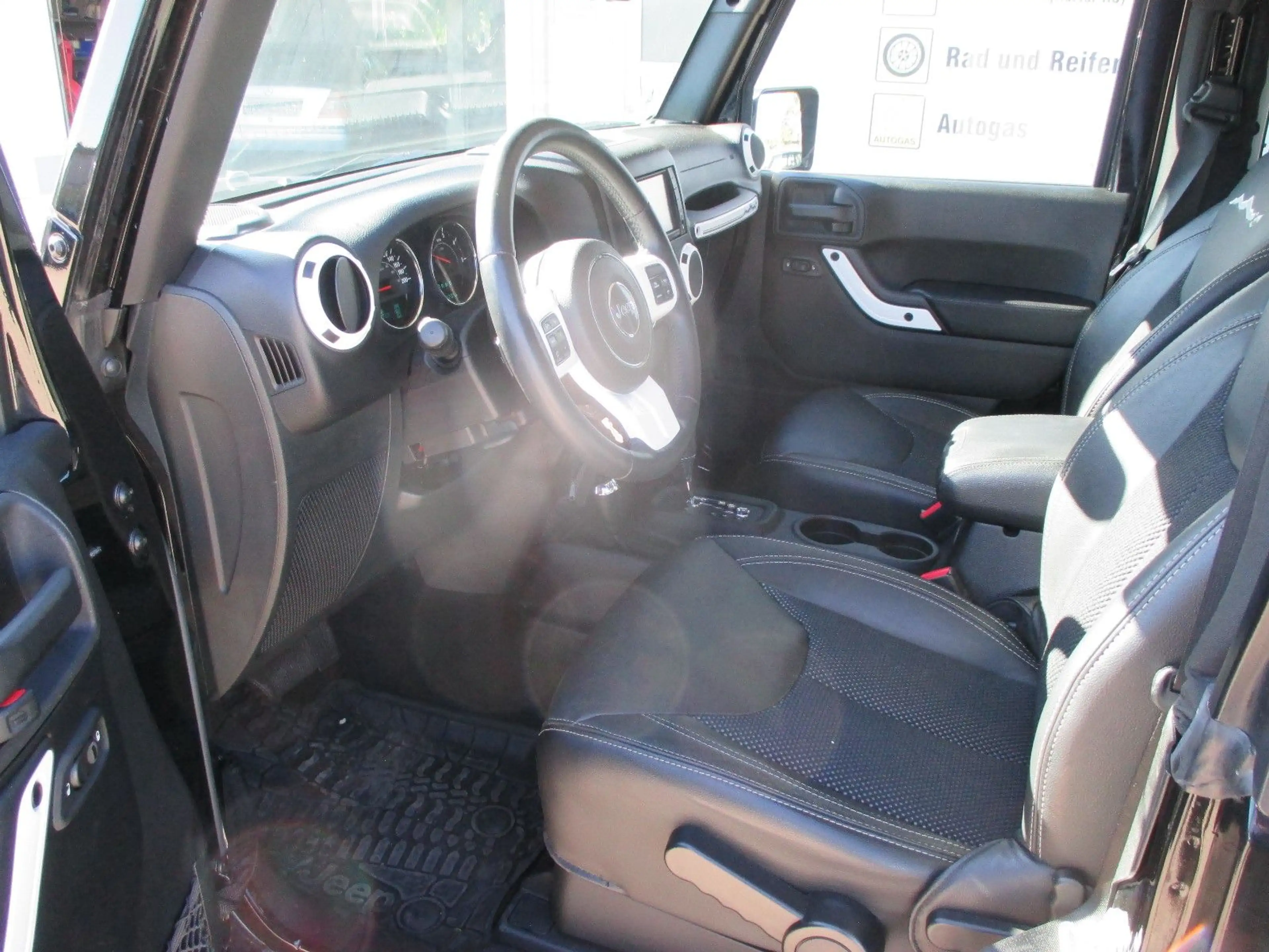 Jeep Wrangler 2.8 CRD Unlimited Autom. — photo 4