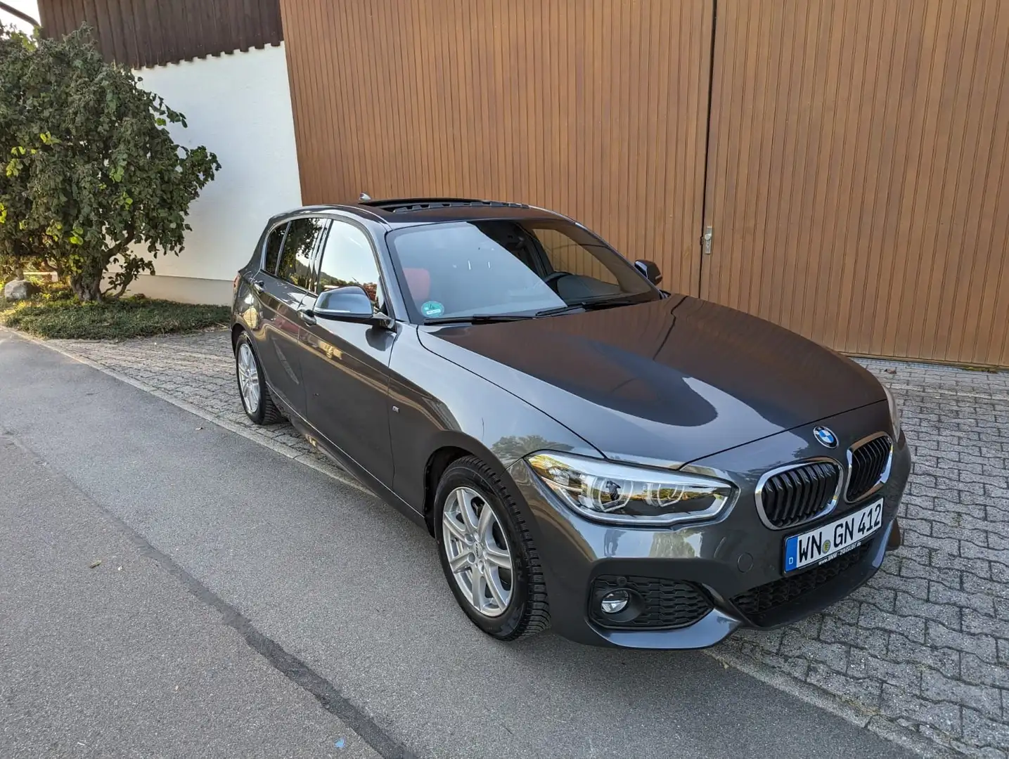 BMW 120 120i Aut. M Sport TOP gepflegt Grau - 1