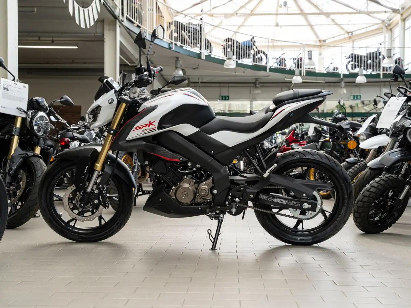 QJ Motor SRK 125 S ABS, sofort lieferbar, Lieferservice Blanco - 2