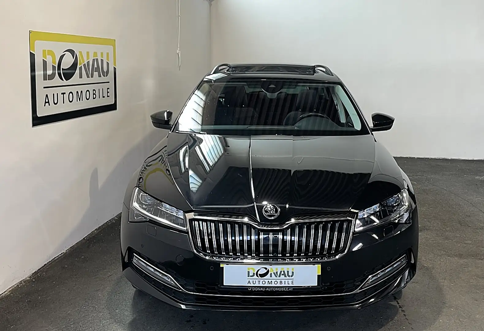 Skoda Superb Kombi 1,5 TSI ACT Style DSG * AHK * ACC * Pano ... Schwarz - 2