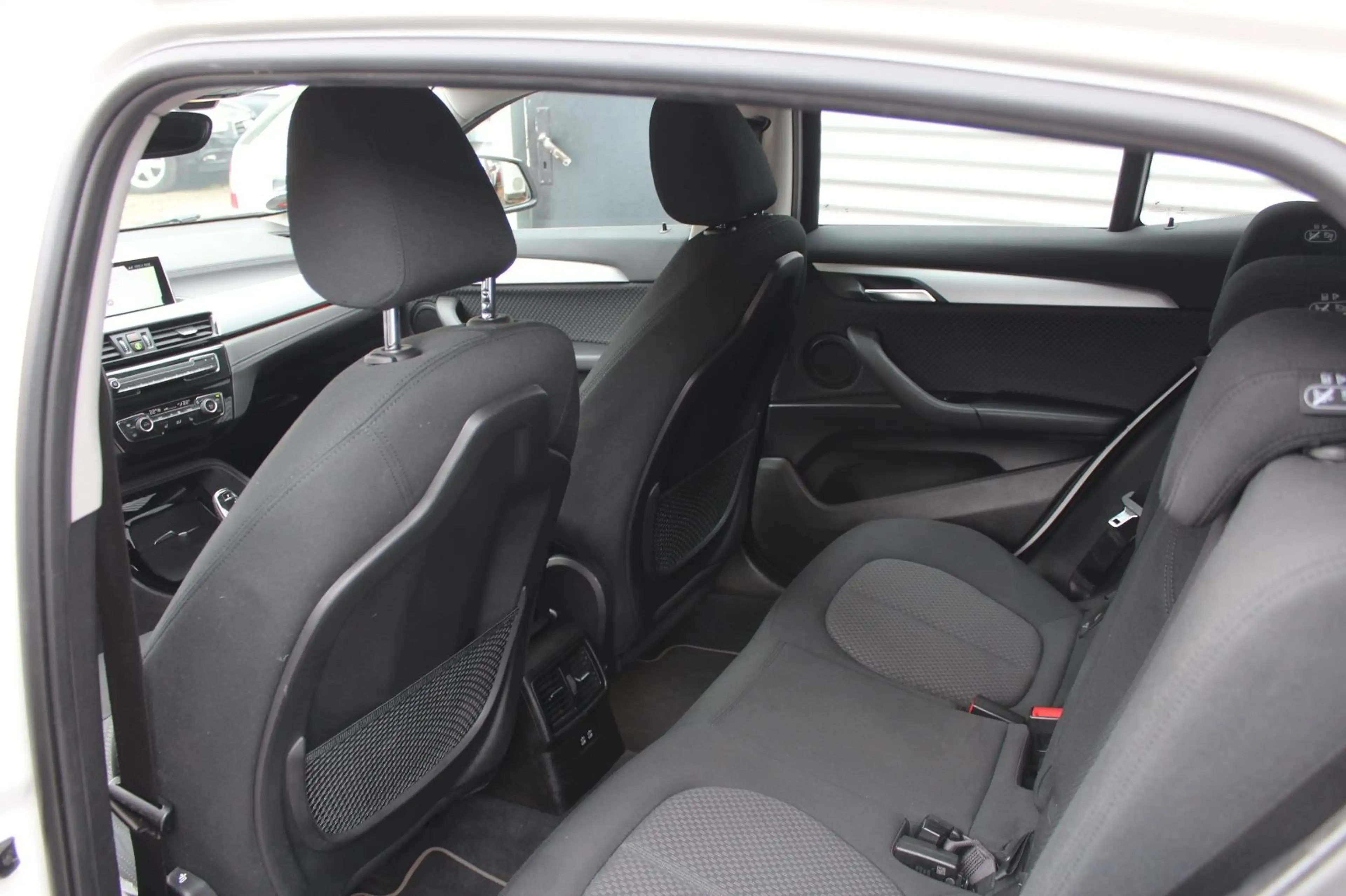 BMW X2 sDrive 18 I ADVANTAGE AUTOMATIK KLIMA LED 2Hd — photo 12