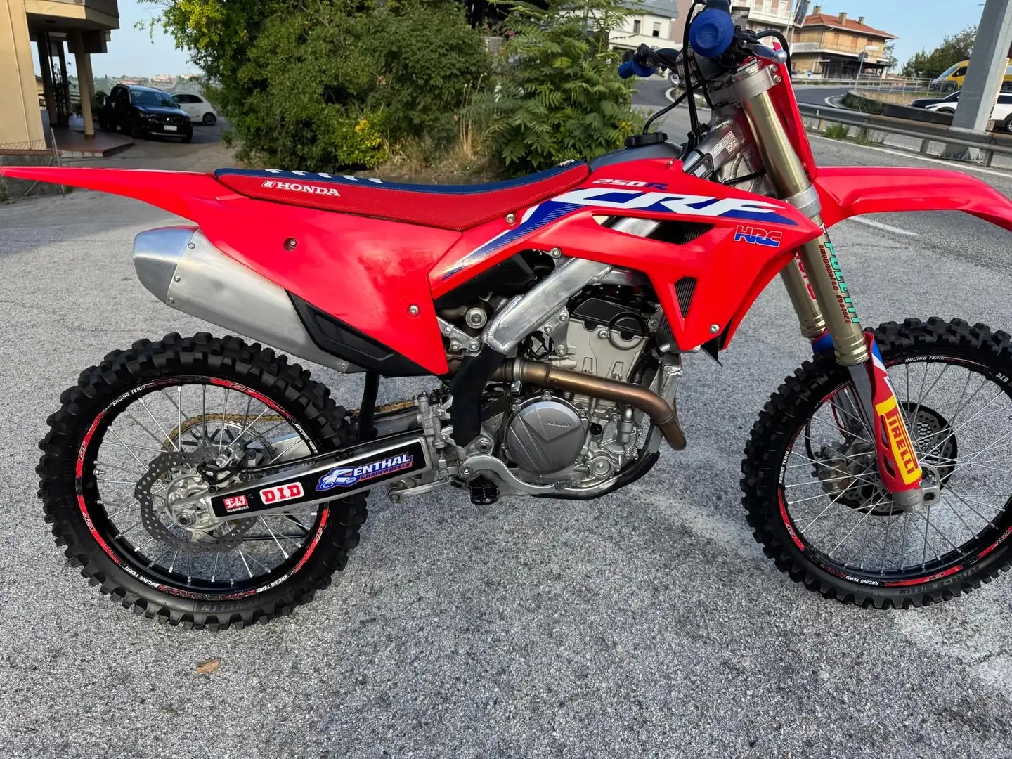 Honda CRF 250 red moto - 1