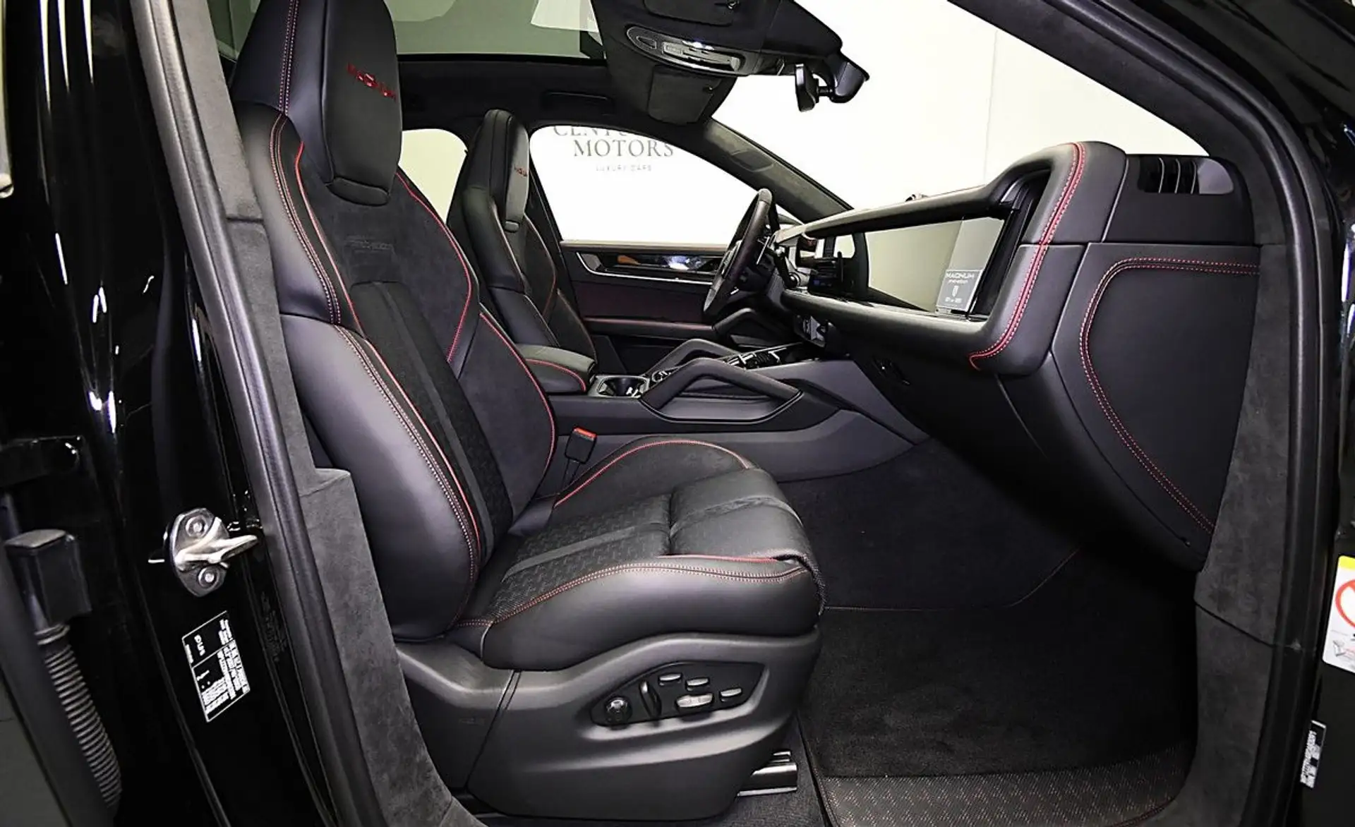 포르쉐 카이엔 E-Hybrid 2024 검정 사진 8