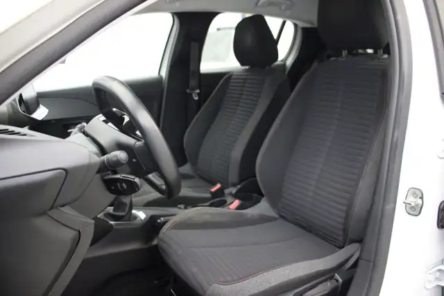 Peugeot 208 view 9