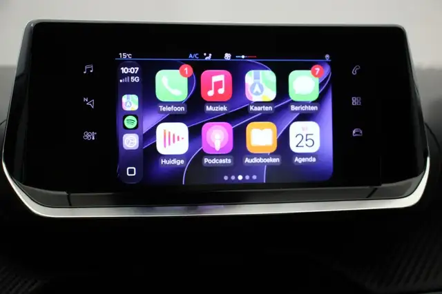 Peugeot 208 view 5