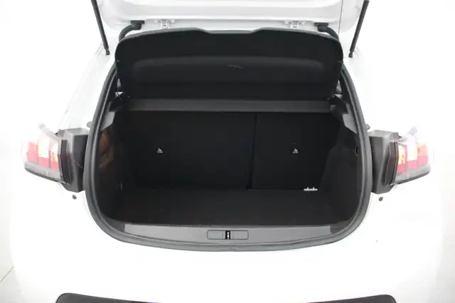 Peugeot 208 view 11
