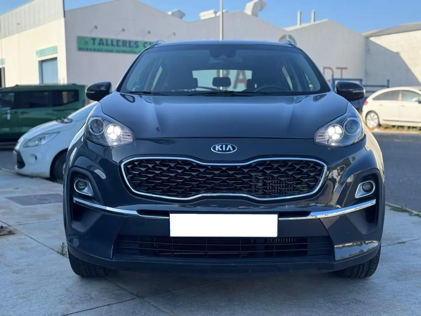 Kia Sportage 1.6 MHEV Drive Plus 4x2 136 Gris - 2