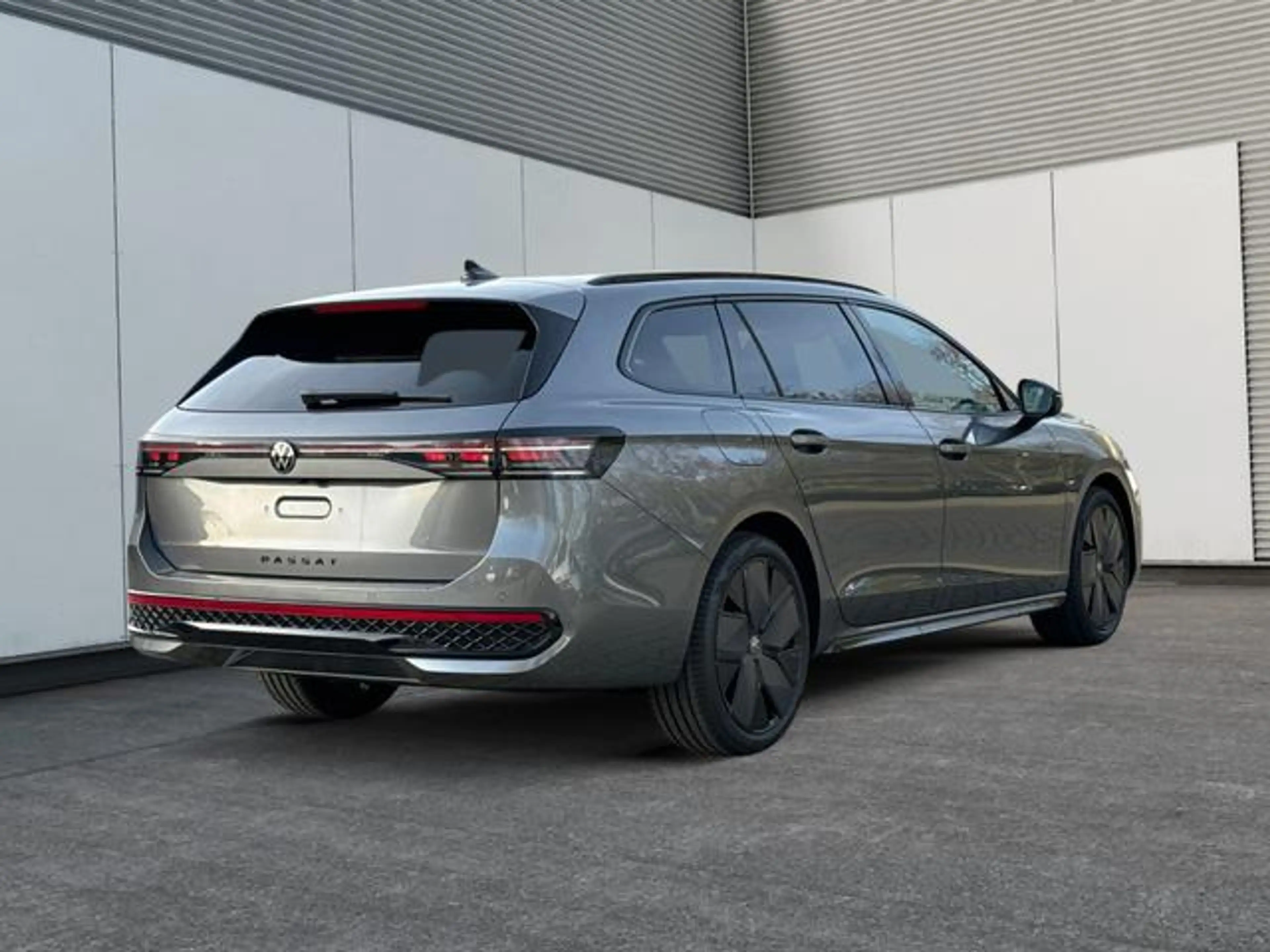 Volkswagen Passat Variant R-Line AHK+PANO+NAVI+Head-UP+M... — photo 3