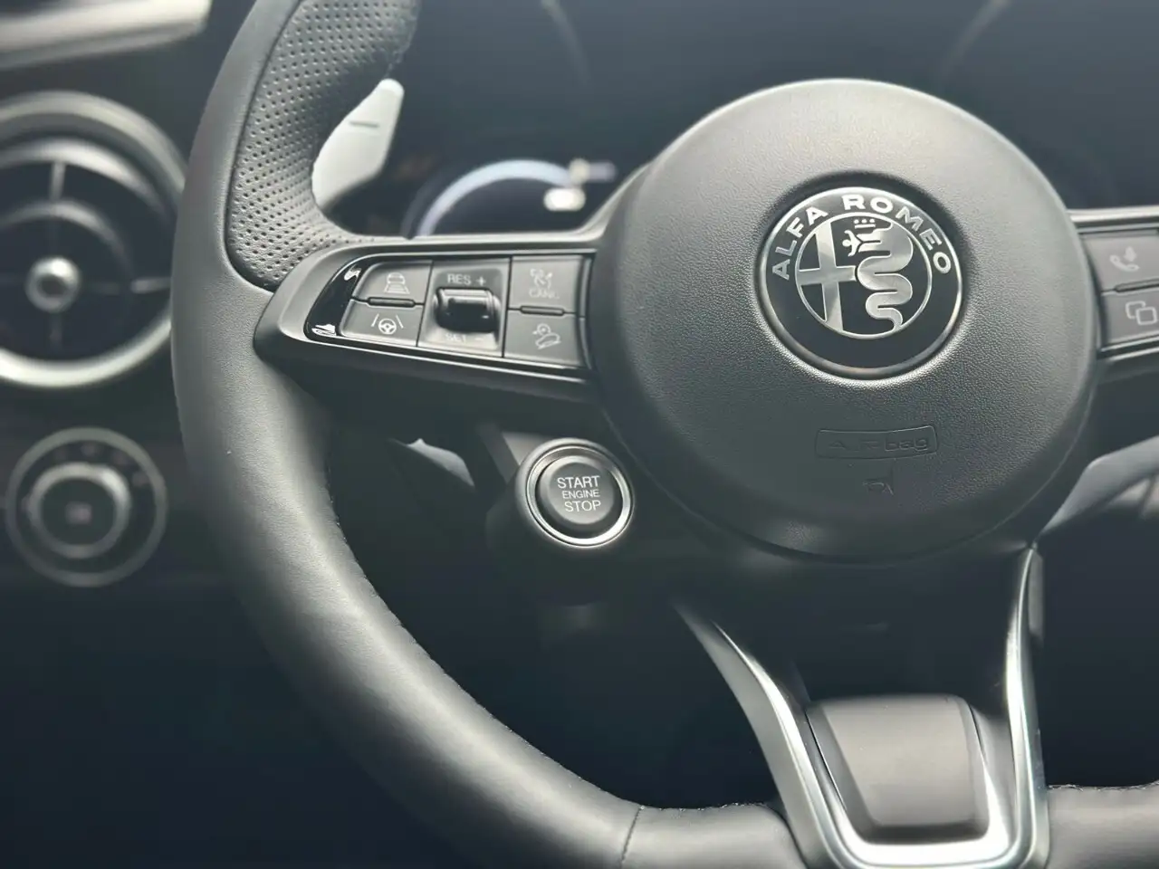 Alfa Romeo Stelvio снимка Alfa Romeo Stelvio