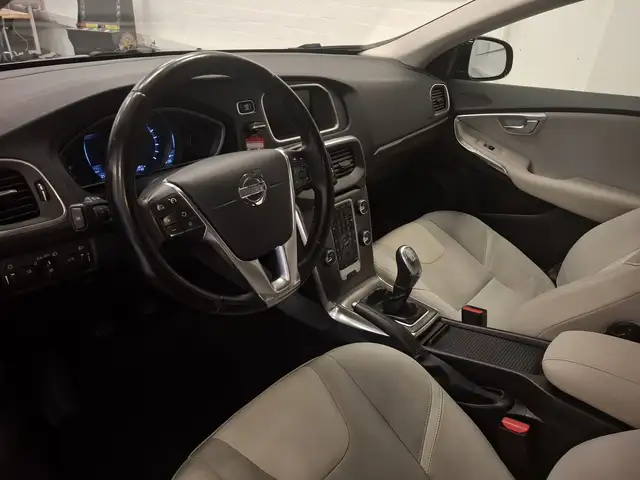 Volvo V40 view 8